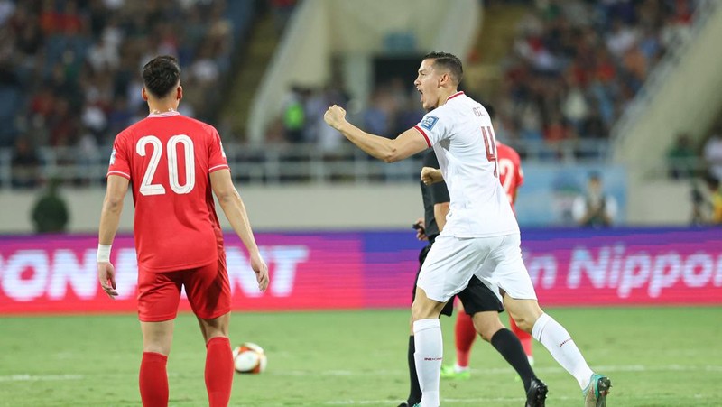 Para pemain Indonesia melakukan selebrasi setelah mencetak gol pada pertandingan sepak bola kualifikasi AFC Piala Dunia FIFA 2026 antara Vietnam dan Indonesia di Stadion Nasional My Dinh di Hanoi pada 26 Maret 2024. (Photo by AFP) / Vietnam OUT