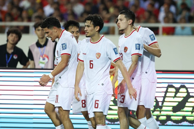 Para pemain Indonesia melakukan selebrasi setelah mencetak gol pada pertandingan sepak bola kualifikasi AFC Piala Dunia FIFA 2026 antara Vietnam dan Indonesia di Stadion Nasional My Dinh di Hanoi pada 26 Maret 2024. (Photo by AFP) / Vietnam OUT