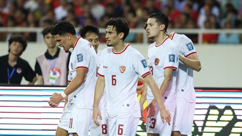 Para pemain Indonesia melakukan selebrasi setelah mencetak gol pada pertandingan sepak bola kualifikasi AFC Piala Dunia FIFA 2026 antara Vietnam dan Indonesia di Stadion Nasional My Dinh di Hanoi pada 26 Maret 2024. (Photo by AFP) / Vietnam OUT