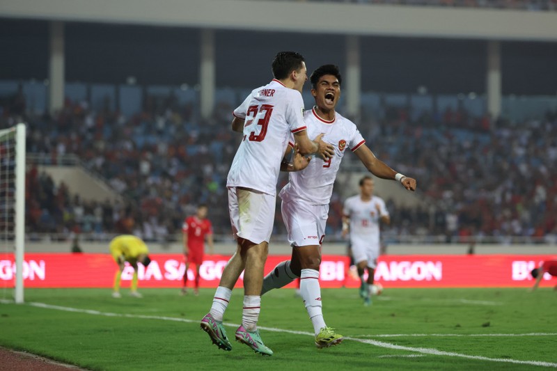 Para pemain Indonesia melakukan selebrasi setelah mencetak gol pada pertandingan sepak bola kualifikasi AFC Piala Dunia FIFA 2026 antara Vietnam dan Indonesia di Stadion Nasional My Dinh di Hanoi pada 26 Maret 2024. Para pemain Indonesia melakukan selebrasi setelah mencetak gol pada pertandingan sepak bola kualifikasi AFC Piala Dunia FIFA 2026 antara Vietnam dan Indonesia di Stadion Nasional My Dinh di Hanoi pada 26 Maret 2024. (Photo by AFP) / Vietnam OUT