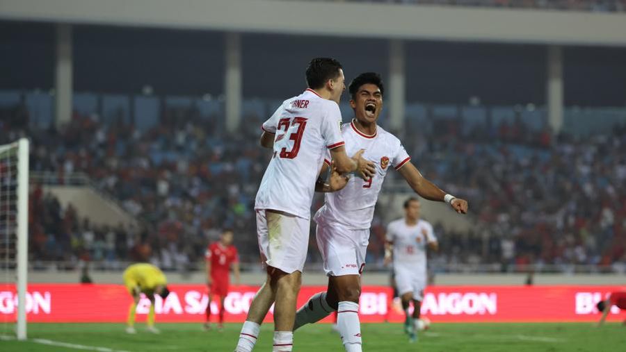 Para pemain Indonesia melakukan selebrasi setelah mencetak gol pada pertandingan sepak bola kualifikasi AFC Piala Dunia FIFA 2026 antara Vietnam dan Indonesia di Stadion Nasional My Dinh di Hanoi pada 26 Maret 2024. (Photo by AFP) / Vietnam OUT