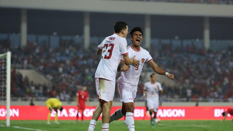 Para pemain Indonesia melakukan selebrasi setelah mencetak gol pada pertandingan sepak bola kualifikasi AFC Piala Dunia FIFA 2026 antara Vietnam dan Indonesia di Stadion Nasional My Dinh di Hanoi pada 26 Maret 2024. (Photo by AFP) / Vietnam OUT
