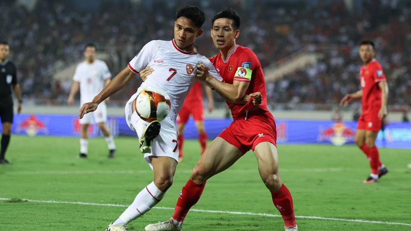 Para pemain Indonesia melakukan selebrasi setelah mencetak gol pada pertandingan sepak bola kualifikasi AFC Piala Dunia FIFA 2026 antara Vietnam dan Indonesia di Stadion Nasional My Dinh di Hanoi pada 26 Maret 2024. (Photo by AFP) / Vietnam OUT