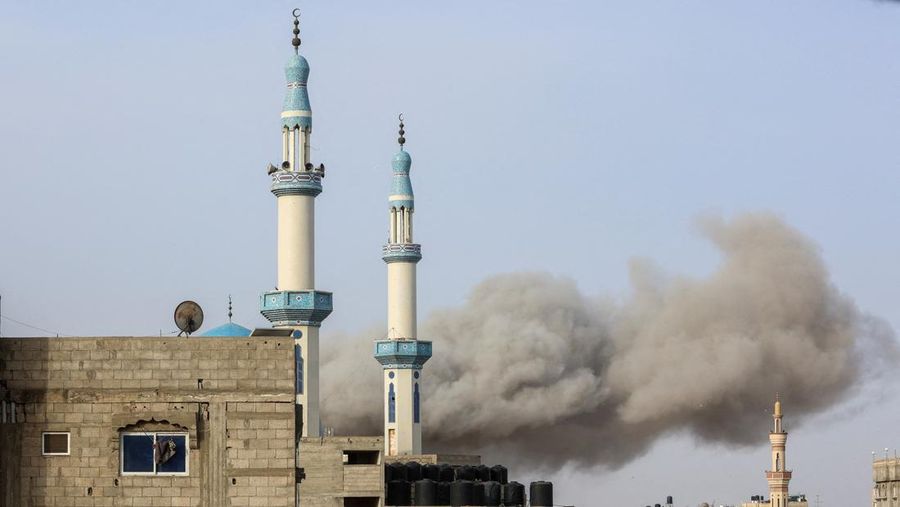 ISRAEL-PALESTINIANS/ Smoke rises following an Israeli strike, amid the ongoing conflict between Israel and the Palestinian Islamist group Hamas, in Rafah, in the southern Gaza Strip, March 27, 2024. REUTERS/Ahmed Zakot TPX IMAGES OF THE DAY