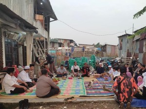 Kapolsek Mampang Bukber Bareng Warga Slum Area, Santuni Anak Yatim