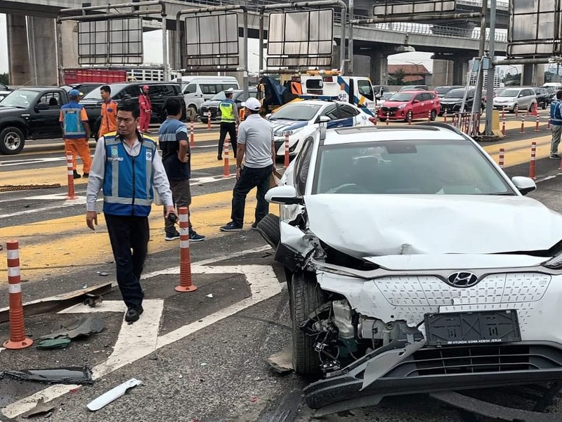 Kecelakaan beruntun di Gerbang Tol Halim. Kecelakaan beruntun di Gerbang Tol Halim. (Instagram @tmcpoldametro)