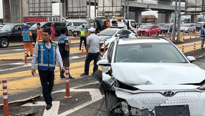 Kecelakaan beruntun di Gerbang Tol Halim. (Instagram @tmcpoldametro)