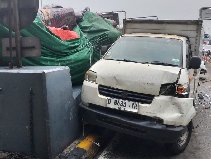 Kecelakaan beruntun di Gerbang Tol Halim. (Instagram @tmcpoldametro)