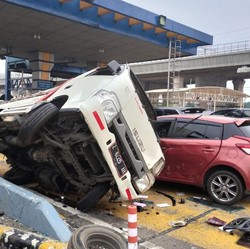 Penampakan Mengerikan Tabrakan Beruntun di Gerbang Tol Utama Halim
