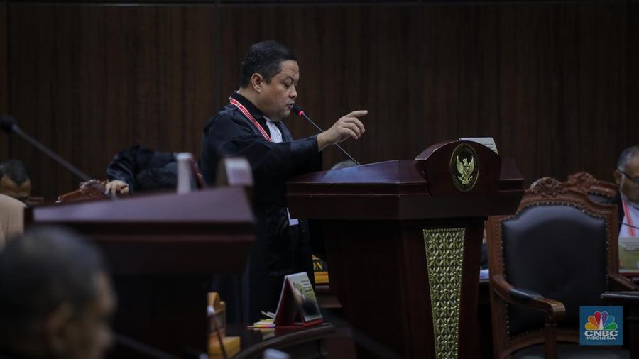 Ketua Tim Hukum Nasional (THN) Anies Baswedan-Muhaimin Iskandar (AMIN), Ari Yusuf Amir menyampaikan permohonan dalam sidang perdana sengketa atau perselisihan hasil pemilu (PHPU) 2024 di Mahkamah Konstitusi (MK) pada, Rabu (27/3/2024). (CNBC Indonesia/Faisal Rahman)
