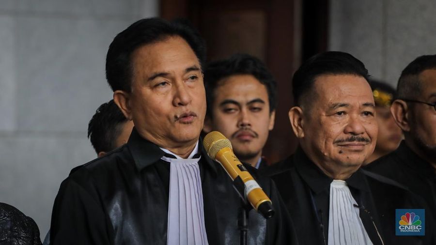 Ketua tim hukum pasangan Capres-Cawapres nomor urut 02, Yusril Izha Mahendra memberikan keterangan usai menghadiri sidang perdana sengketa hasil Pemilihan Presiden (Pilpres) 2024 di Gedung Mahkamah Konstitusi (MK), Jakarta, Rabu (27/3/2024). (CNBC Indonesia/Faisal Rahman)