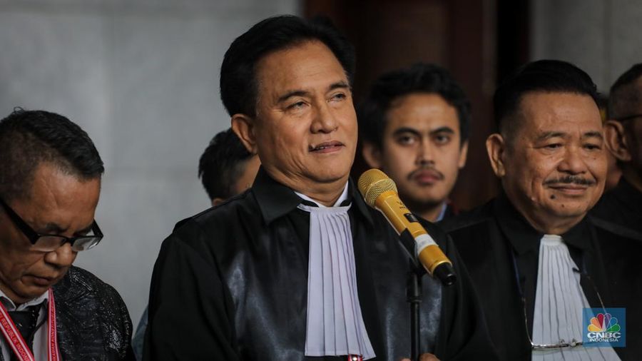 Ketua tim hukum pasangan Capres-Cawapres nomor urut 02, Yusril Izha Mahendra memberikan keterangan usai menghadiri sidang perdana sengketa hasil Pemilihan Presiden (Pilpres) 2024 di Gedung Mahkamah Konstitusi (MK), Jakarta, Rabu (27/3/2024). (CNBC Indonesia/Faisal Rahman)