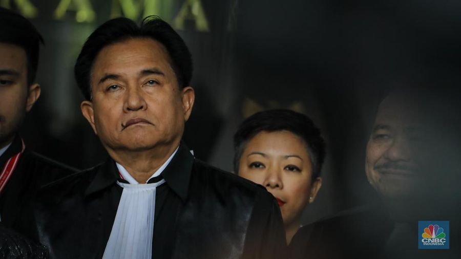 Ketua tim hukum pasangan Capres-Cawapres nomor urut 02, Yusril Izha Mahendra memberikan keterangan usai menghadiri sidang perdana sengketa hasil Pemilihan Presiden (Pilpres) 2024 di Gedung Mahkamah Konstitusi (MK), Jakarta, Rabu (27/3/2024). (CNBC Indonesia/Faisal Rahman)