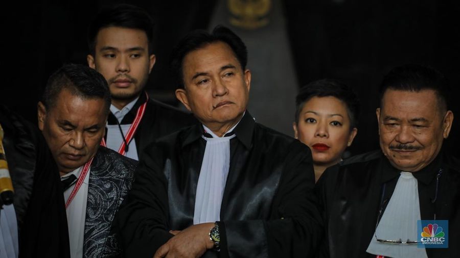 Ketua tim hukum pasangan Capres-Cawapres nomor urut 02, Yusril Izha Mahendra memberikan keterangan usai menghadiri sidang perdana sengketa hasil Pemilihan Presiden (Pilpres) 2024 di Gedung Mahkamah Konstitusi (MK), Jakarta, Rabu (27/3/2024). (CNBC Indonesia/Faisal Rahman)