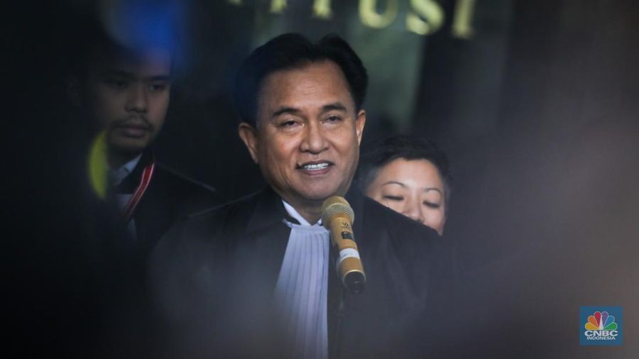 Ketua tim hukum pasangan Capres-Cawapres nomor urut 02, Yusril Izha Mahendra memberikan keterangan usai menghadiri sidang perdana sengketa hasil Pemilihan Presiden (Pilpres) 2024 di Gedung Mahkamah Konstitusi (MK), Jakarta, Rabu (27/3/2024). (CNBC Indonesia/Faisal Rahman)