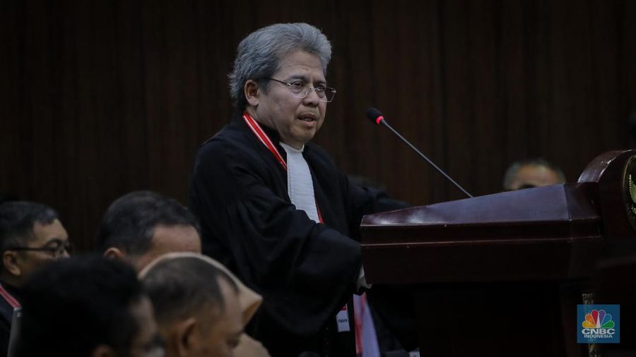 Ketua tim hukum pasangan Capres-Cawapres nomor urut 03, Todung M. Lubis saat menghadiri sidang perdana sengketa hasil Pemilihan Presiden (Pilpres) 2024 di Gedung Mahkamah Konstitusi (MK), Jakarta, Rabu (27/3/2024). (CNBC Indonesia/Faisal Rahman)