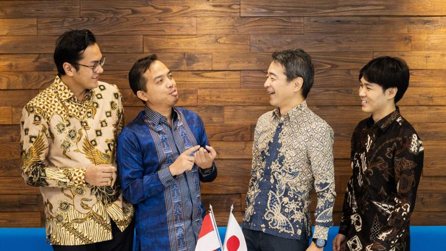 (kiri-kanan) Direktur Keuangan & Strategi LinkAja, Reza Ari Wibowo; Direktur Utama LinkAja, Yogi Rizkian Bahar bersama dengan Director Innovation & Corporate Development Division PT Mitsui Indonesia, Taisuke Miyake dan Deputy General Manager Innovation & Corporate Development Division PT Mitsui Indonesia, Calvin Kawashima saat mengumumkan aksi korporasi LinkAja melalui pendanaan investasi strategis dari Mitsui & Co.,Ltd di Kantor Pusat LinkAja Jakarta (27/3/2024). (Dok. Linkaja)