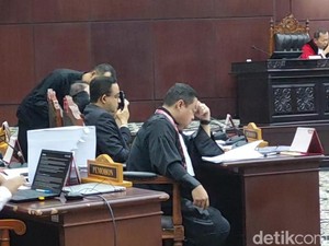 Cak Imin-Syaugi Dihampiri Petugas MK di Tengah Sidang Perdana Sengketa Pilpres
