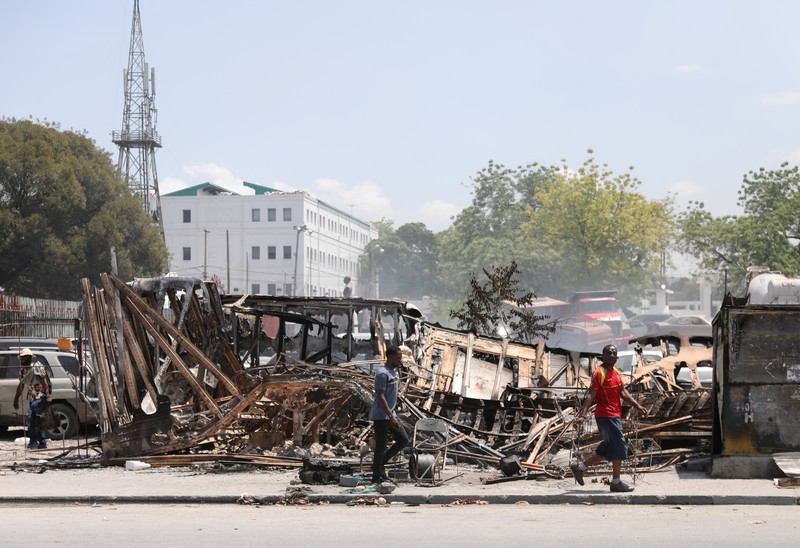 Seorang pria bereaksi di samping sisa-sisa kendaraan yang hangus di dekat istana presiden, setelah dibakar oleh geng, ketika kekerasan menyebar dan geng bersenjata memperluas kendali mereka atas ibu kota, di Port-au-Prince, Haiti, 25 Maret 2024 . Seorang pria bereaksi di samping sisa-sisa kendaraan yang hangus di dekat istana presiden, setelah dibakar oleh geng, ketika kekerasan menyebar dan geng bersenjata memperluas kendali mereka atas ibu kota, di Port-au-Prince, Haiti, 25 Maret 2024. (REUTERS/Ralph Tedy Erol)