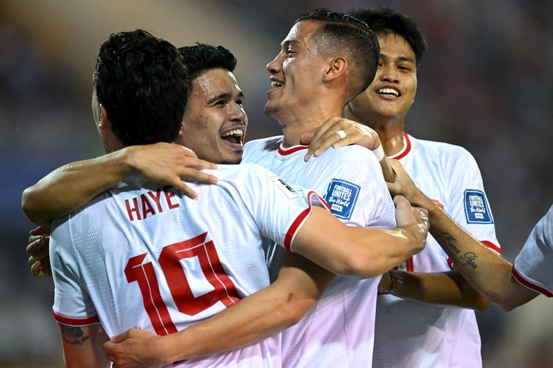 Para pemain Indonesia melakukan selebrasi setelah mencetak gol pada pertandingan sepak bola kualifikasi AFC Piala Dunia FIFA 2026 antara Vietnam dan Indonesia di Stadion Nasional My Dinh di Hanoi pada 26 Maret 2024. Para pemain Indonesia melakukan selebrasi setelah mencetak gol pada pertandingan sepak bola kualifikasi AFC Piala Dunia FIFA 2026 antara Vietnam dan Indonesia di Stadion Nasional My Dinh di Hanoi pada 26 Maret 2024. (Photo by AFP) / Vietnam OUT