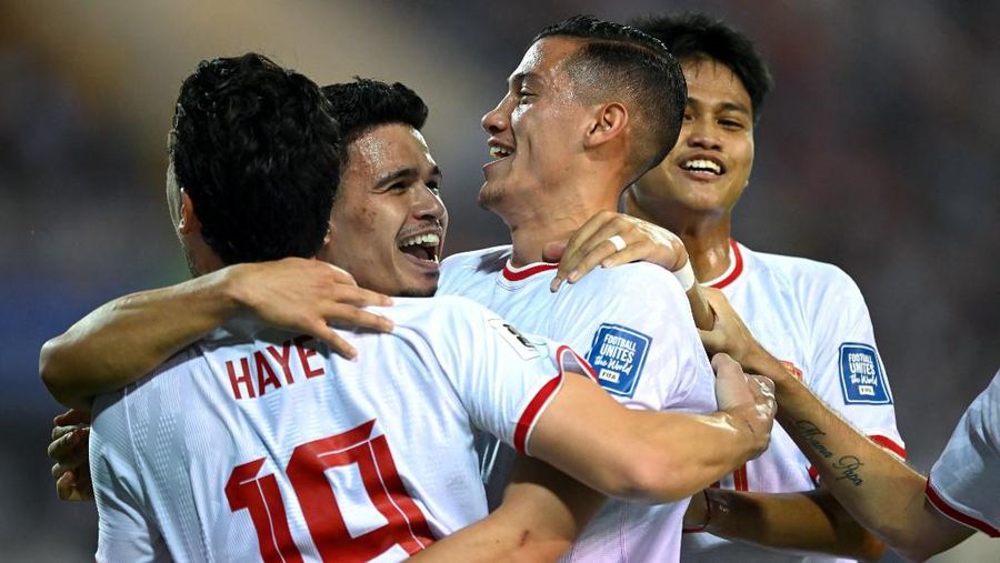 Para pemain Indonesia melakukan selebrasi setelah mencetak gol pada pertandingan sepak bola kualifikasi AFC Piala Dunia FIFA 2026 antara Vietnam dan Indonesia di Stadion Nasional My Dinh di Hanoi pada 26 Maret 2024. Para pemain Indonesia melakukan selebrasi setelah mencetak gol pada pertandingan sepak bola kualifikasi AFC Piala Dunia FIFA 2026 antara Vietnam dan Indonesia di Stadion Nasional My Dinh di Hanoi pada 26 Maret 2024. (Photo by AFP) / Vietnam OUT