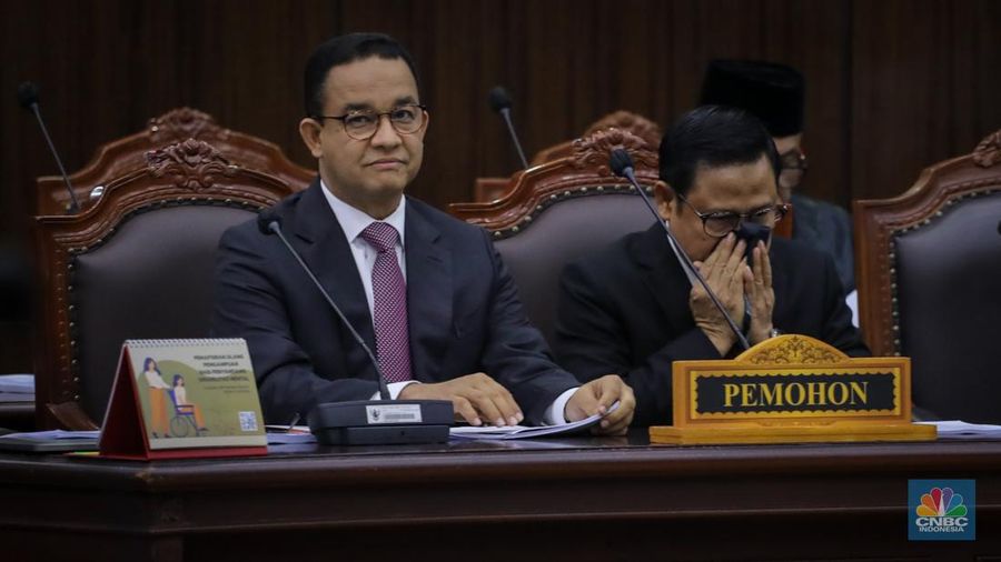 Pasangan Capres-Cawapres nomor urut 1 Anies Baswedan dan Muhaimin Iskandar sebagai pemohon di sidang perdana sengketa atau perselisihan hasil pemilu (PHPU) 2024 di Mahkamah Konstitusi pada, Rabu (27/3/2024). (CNBC Indonesia/Faisal Rahman)