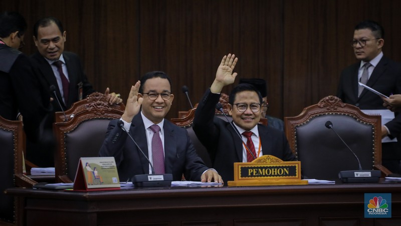 Pemohon Anies Baswedan membacakan surat permohonan pada sidang perdana sengketa hasil Pemilihan Presiden (Pilpres) 2024 di Gedung Mahkamah Konstitusi (MK), Jakarta, Rabu (27/3/2024). Pemohon Anies Baswedan membacakan surat permohonan pada sidang perdana sengketa hasil Pemilihan Presiden (Pilpres) 2024 di Gedung Mahkamah Konstitusi (MK), Jakarta, Rabu (27/3/2024). (CNBC Indonesia/Faisal Rahman)