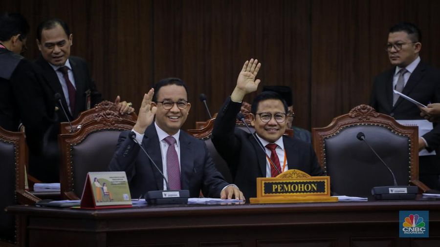 Pemohon Anies Baswedan membacakan surat permohonan pada sidang perdana sengketa hasil Pemilihan Presiden (Pilpres) 2024 di Gedung Mahkamah Konstitusi (MK), Jakarta, Rabu (27/3/2024). (վ/Faisal Rahman)