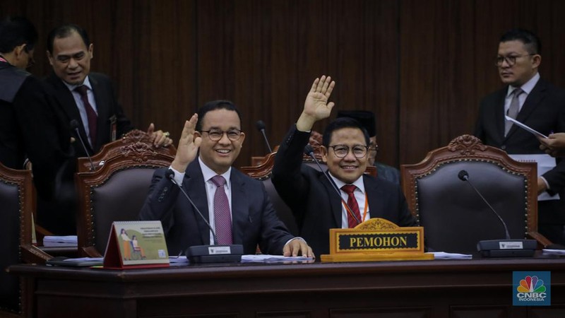 Pemohon Anies Baswedan membacakan surat permohonan pada sidang perdana sengketa hasil Pemilihan Presiden (Pilpres) 2024 di Gedung Mahkamah Konstitusi (MK), Jakarta, Rabu (27/3/2024). (վ/Faisal Rahman)