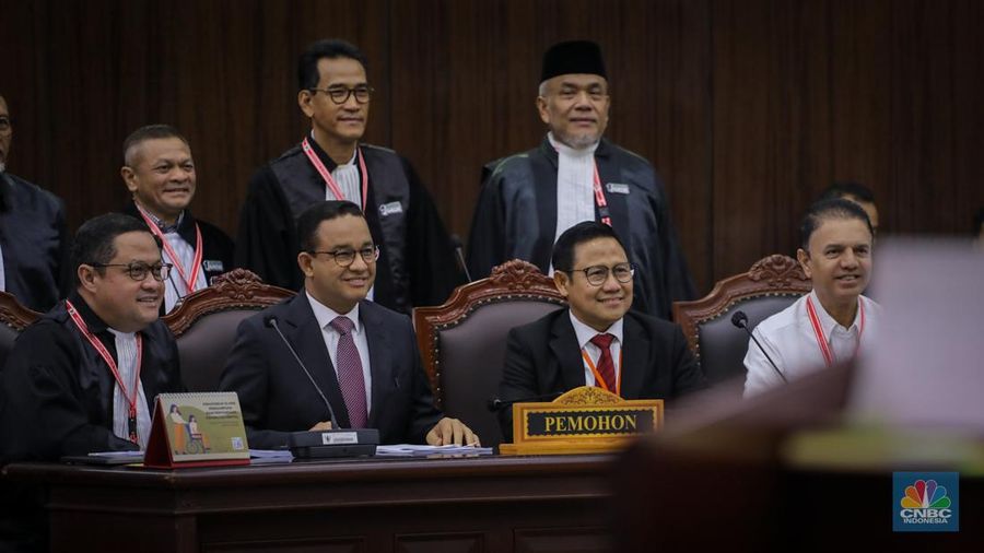 Pemohon Anies Baswedan membacakan surat permohonan pada sidang perdana sengketa hasil Pemilihan Presiden (Pilpres) 2024 di Gedung Mahkamah Konstitusi (MK), Jakarta, Rabu (27/3/2024). (վ/Faisal Rahman)