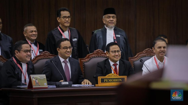 Pemohon Anies Baswedan membacakan surat permohonan pada sidang perdana sengketa hasil Pemilihan Presiden (Pilpres) 2024 di Gedung Mahkamah Konstitusi (MK), Jakarta, Rabu (27/3/2024). (վ/Faisal Rahman)
