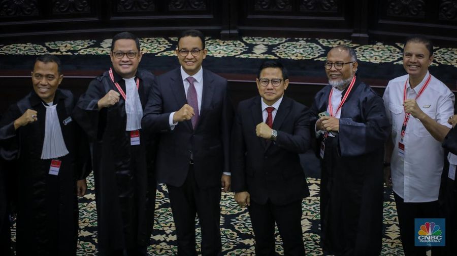 Pemohon Anies Baswedan dan Muhaimin Iskandar usai mengikuti serangkaian sidang perdana sengketa hasil Pemilihan Presiden (Pilpres) 2024 di Gedung Mahkamah Konstitusi (MK), Jakarta, Rabu (27/3/2024). (CNBC Indonesia/Faisal Rahman)