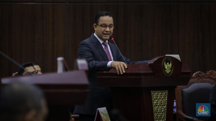 Pemohon Anies Baswedan membacakan surat permohonan pada sidang perdana sengketa hasil Pemilihan Presiden (Pilpres) 2024 di Gedung Mahkamah Konstitusi (MK), Jakarta, Rabu (27/3/2024). (CNBC Indonesia/Faisal Rahman)