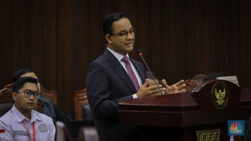 Pemohon Anies Baswedan membacakan surat permohonan pada sidang perdana sengketa hasil Pemilihan Presiden (Pilpres) 2024 di Gedung Mahkamah Konstitusi (MK), Jakarta, Rabu (27/3/2024). (վ/Faisal Rahman)