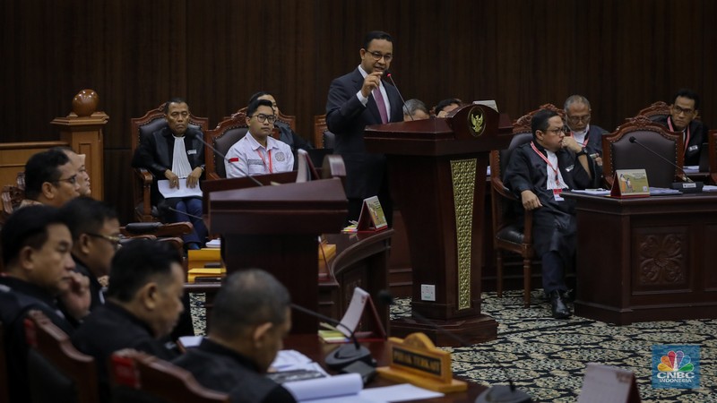 Pemohon Anies Baswedan membacakan surat permohonan pada sidang perdana sengketa hasil Pemilihan Presiden (Pilpres) 2024 di Gedung Mahkamah Konstitusi (MK), Jakarta, Rabu (27/3/2024). Pemohon Anies Baswedan membacakan surat permohonan pada sidang perdana sengketa hasil Pemilihan Presiden (Pilpres) 2024 di Gedung Mahkamah Konstitusi (MK), Jakarta, Rabu (27/3/2024). (CNBC Indonesia/Faisal Rahman)