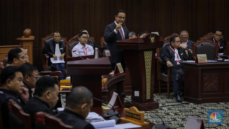 Pemohon Anies Baswedan membacakan surat permohonan pada sidang perdana sengketa hasil Pemilihan Presiden (Pilpres) 2024 di Gedung Mahkamah Konstitusi (MK), Jakarta, Rabu (27/3/2024). (վ/Faisal Rahman)