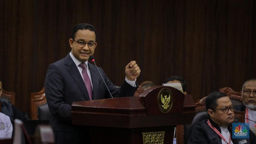 Pemohon Anies Baswedan membacakan surat permohonan pada sidang perdana sengketa hasil Pemilihan Presiden (Pilpres) 2024 di Gedung Mahkamah Konstitusi (MK), Jakarta, Rabu (27/3/2024). (վ/Faisal Rahman)