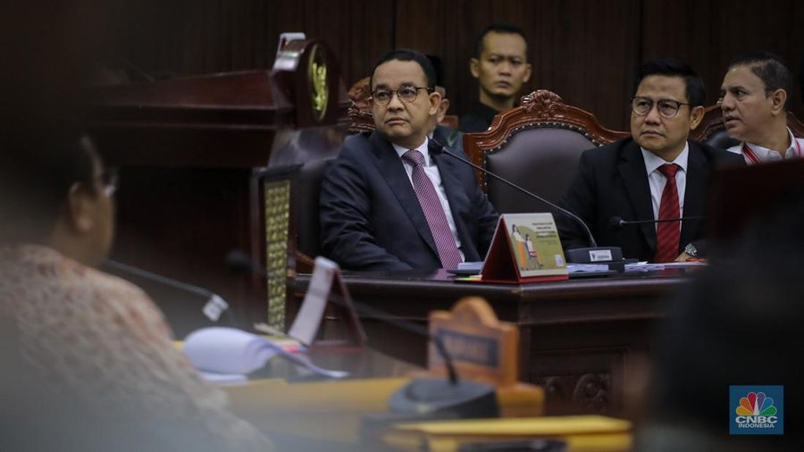 Pemohon Anies Baswedan membacakan surat permohonan pada sidang perdana sengketa hasil Pemilihan Presiden (Pilpres) 2024 di Gedung Mahkamah Konstitusi (MK), Jakarta, Rabu (27/3/2024). (CNBC Indonesia/Faisal Rahman)