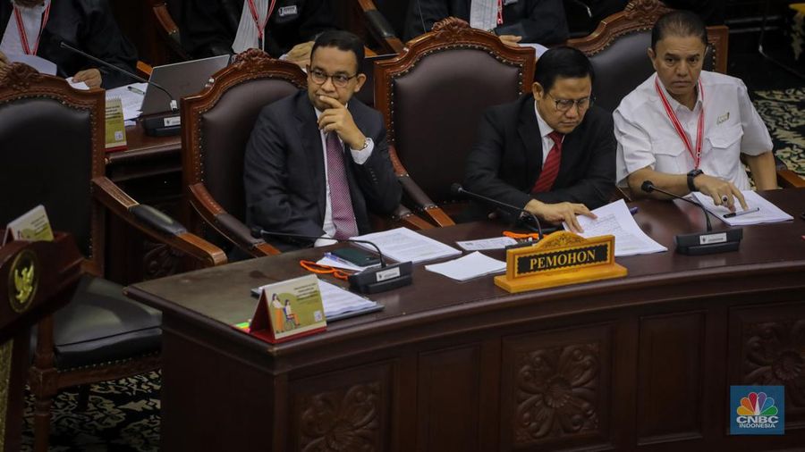 Pemohon Anies Baswedan membacakan surat permohonan pada sidang perdana sengketa hasil Pemilihan Presiden (Pilpres) 2024 di Gedung Mahkamah Konstitusi (MK), Jakarta, Rabu (27/3/2024). (²©²ÊÍøÕ¾/Faisal Rahman)