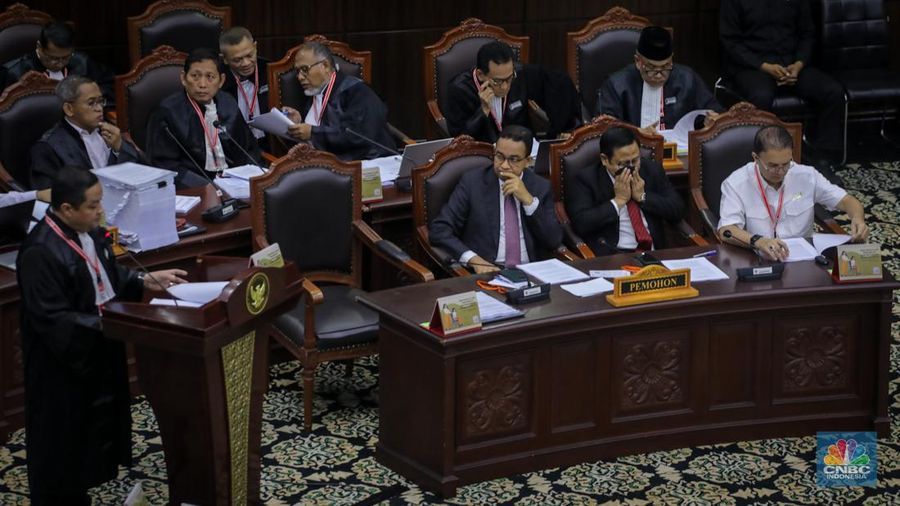 Pemohon Anies Baswedan membacakan surat permohonan pada sidang perdana sengketa hasil Pemilihan Presiden (Pilpres) 2024 di Gedung Mahkamah Konstitusi (MK), Jakarta, Rabu (27/3/2024). (վ/Faisal Rahman)