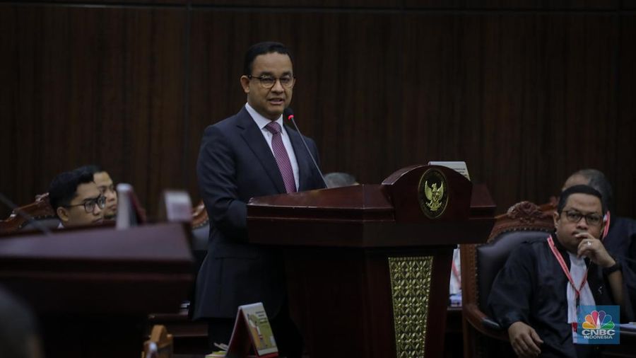 Pemohon Anies Baswedan membacakan surat permohonan pada sidang perdana sengketa hasil Pemilihan Presiden (Pilpres) 2024 di Gedung Mahkamah Konstitusi (MK), Jakarta, Rabu (27/3/2024). (CNBC Indonesia/Faisal Rahman)