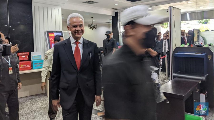 Pemohon Ganjar Pranowo dan Mahfud MD tiba untuk menghadiri sidang perdana sengketa hasil Pemilihan Presiden (Pilpres) 2024 di Gedung Mahkamah Konstitusi (MK), Jakarta, Rabu (27/3/2024). (CNBC Indonesia/Emir Yanwardhana)