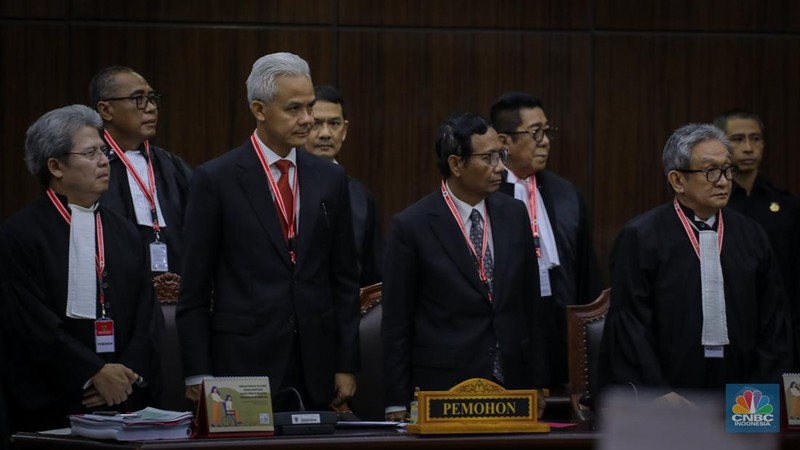 Pemohon Ganjar Pranowo dan Muhfud MD menghadiri sidang perdana sengketa hasil Pemilihan Presiden (Pilpres) 2024 di Gedung Mahkamah Konstitusi (MK), Jakarta, Rabu (27/3/2024). (CNBC Indonesia/Faisal Rahman)