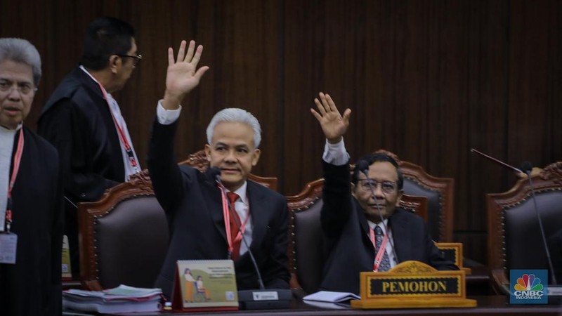 Pemohon Ganjar Pranowo dan Muhfud MD menghadiri sidang perdana sengketa hasil Pemilihan Presiden (Pilpres) 2024 di Gedung Mahkamah Konstitusi (MK), Jakarta, Rabu (27/3/2024). (CNBC Indonesia/Faisal Rahman)