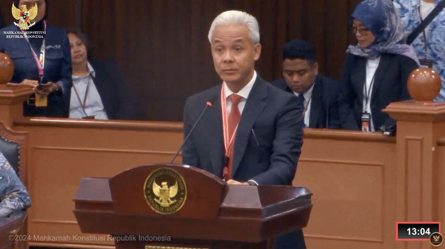 Pemohon Ganjar Pranowo membacakan surat permohonan awal pada sidang perdana sengketa hasil Pemilihan Presiden (Pilpres) 2024 di Gedung Mahkamah Konstitusi (MK), Jakarta, Rabu (27/3/2024). (Tangkapan Layar Youtube Mahkamah Konstitusi RI)