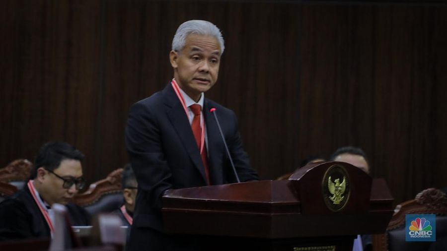 Pemohon Ganjar Pranowo menghadiri sidang perdana sengketa hasil Pemilihan Presiden (Pilpres) 2024 di Gedung Mahkamah Konstitusi (MK), Jakarta, Rabu (27/3/2024). (CNBC Indonesia/Faisal Rahman)