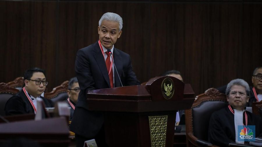 Pemohon Ganjar Pranowo menghadiri sidang perdana sengketa hasil Pemilihan Presiden (Pilpres) 2024 di Gedung Mahkamah Konstitusi (MK), Jakarta, Rabu (27/3/2024). (CNBC Indonesia/Faisal Rahman)