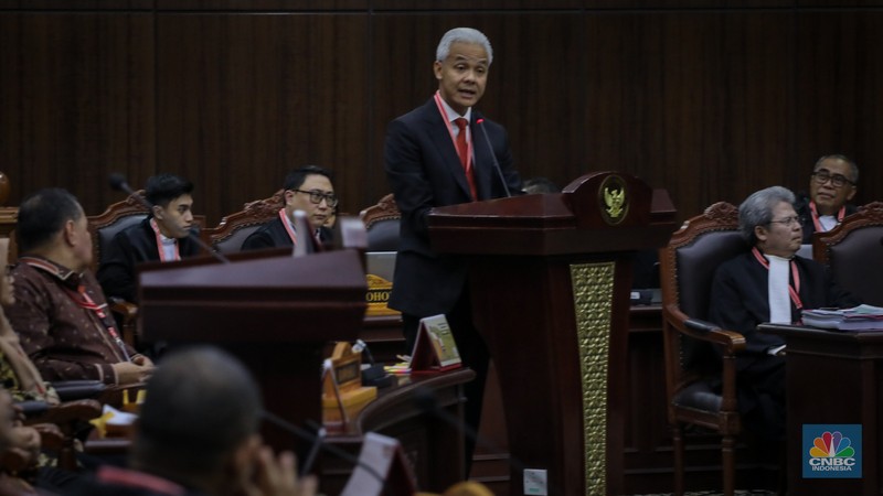 Pemohon Ganjar Pranowo dan Muhfud MD menghadiri sidang perdana sengketa hasil Pemilihan Presiden (Pilpres) 2024 di Gedung Mahkamah Konstitusi (MK), Jakarta, Rabu (27/3/2024). (CNBC Indonesia/Faisal Rahman)