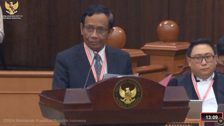 Pemohon Mahfud MD membacakan surat permohonan awal pada sidang perdana sengketa hasil Pemilihan Presiden (Pilpres) 2024 di Gedung Mahkamah Konstitusi (MK), Jakarta, Rabu (27/3/2024). (Tangkapan Layar Youtube Mahkamah Konstitusi RI)