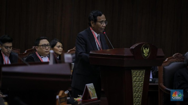 Pemohon Mahfud MD menghadiri sidang perdana sengketa hasil Pemilihan Presiden (Pilpres) 2024 di Gedung Mahkamah Konstitusi (MK), Jakarta, Rabu (27/3/2024). (CNBC Indonesia/Faisal Rahman)